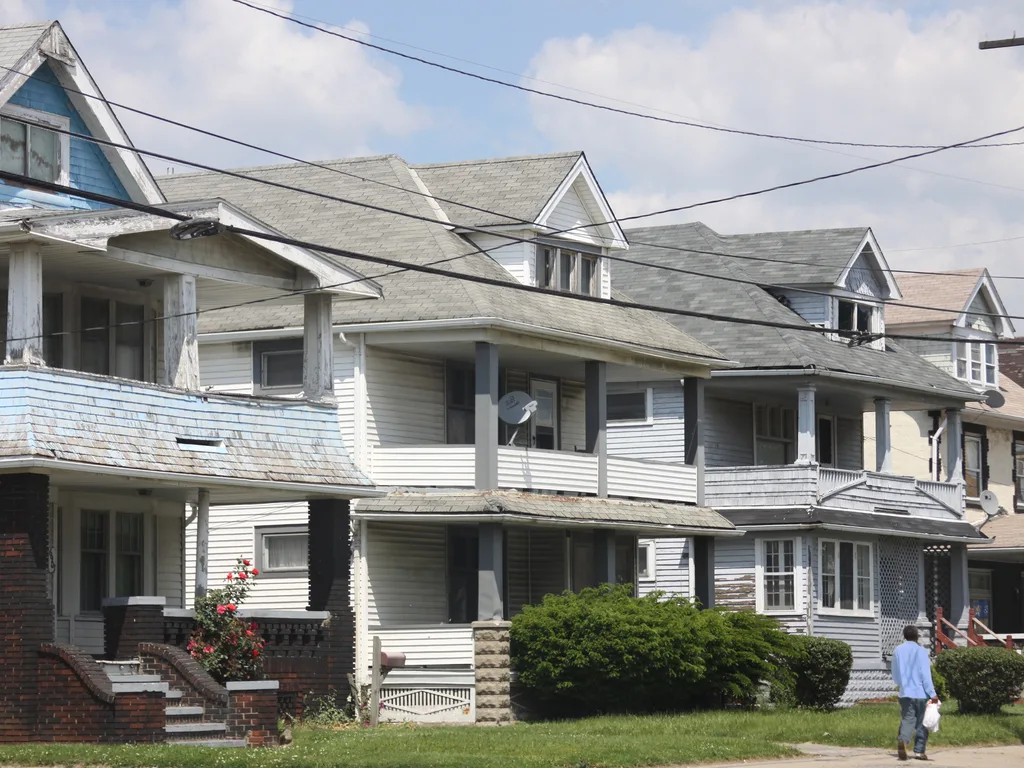 How to Tell If Your Home Value Is Being Affected by the Neighborhood